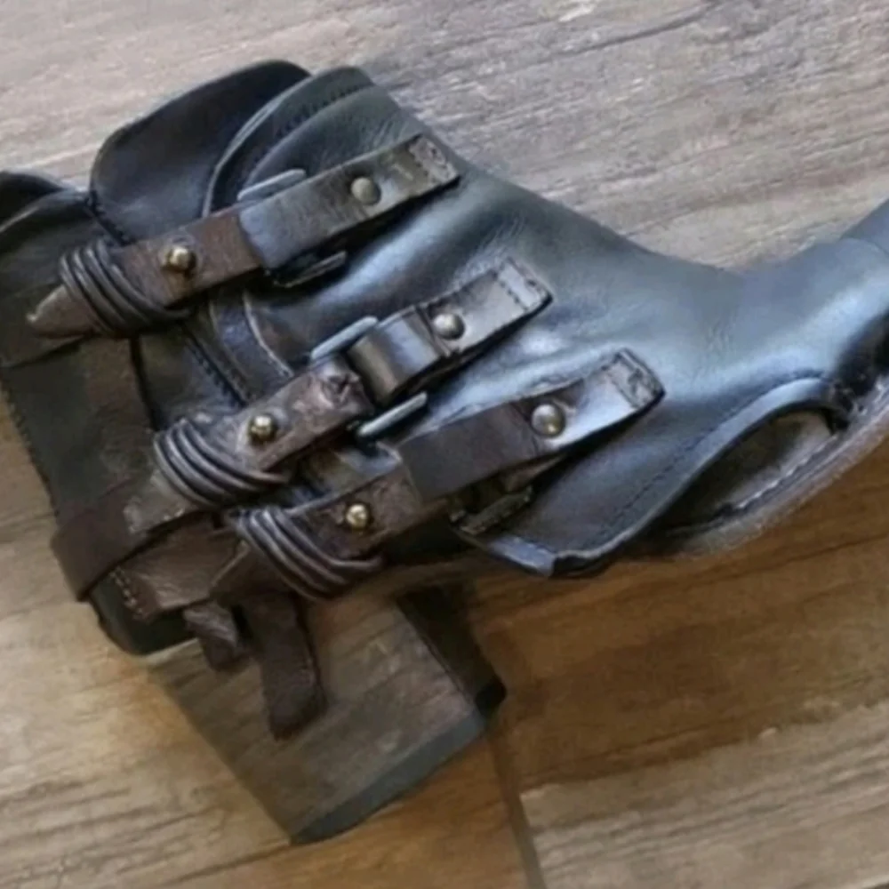 Freebird Circe Buckle Detail Leather Heeled Booties in Black/Brown, Size 7 - Picture 7 of 14